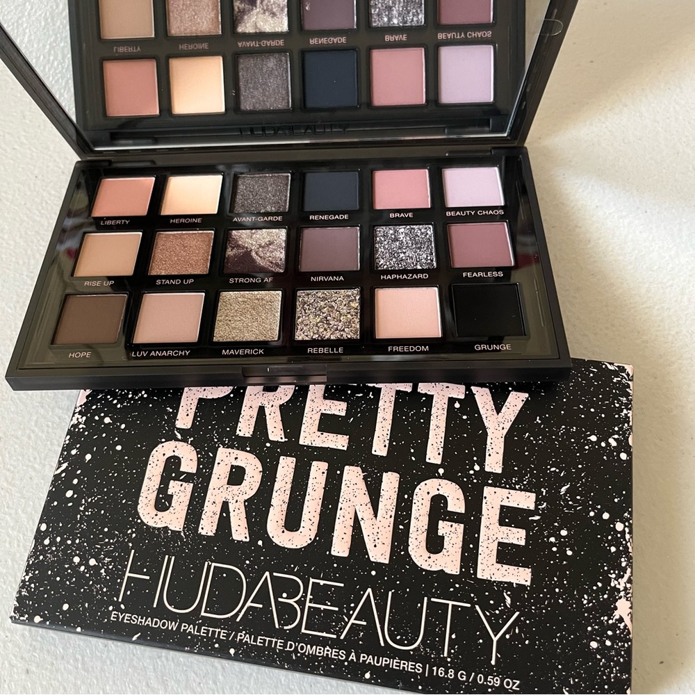 NEW Huda Beauty Pretty Grunge Eyeshadow Palette *New & Unused*